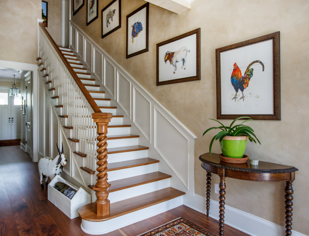 Staircase - mid-sized cottage staircase idea in Jacksonville