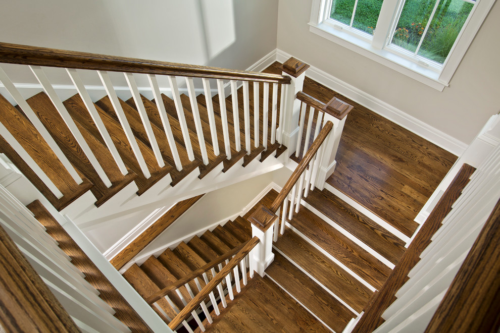 Ejemplo de escalera en U campestre con escalones de madera y contrahuellas de madera pintada