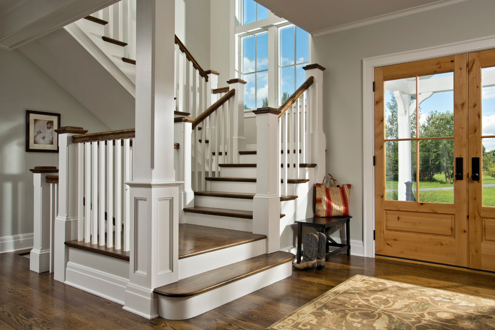 Свежая идея для дизайна: большая п-образная лестница в стиле кантри с деревянными ступенями и крашенными деревянными подступенками - отличное фото интерьера