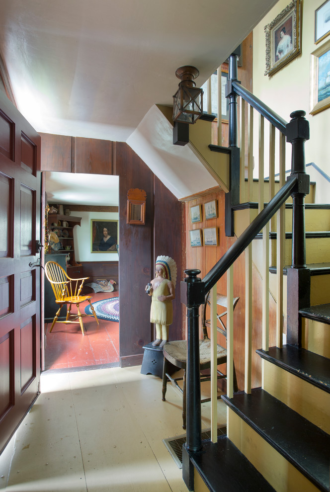 Идея дизайна: маленькая п-образная лестница в стиле кантри с крашенными деревянными ступенями и крашенными деревянными подступенками для на участке и в саду