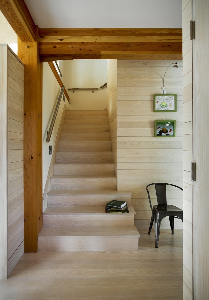 Aménagement d'un escalier campagne en L de taille moyenne avec des marches en bois, des contremarches en bois et éclairage.