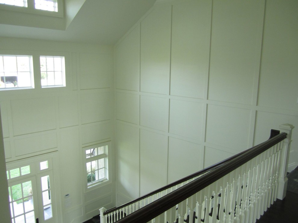 Идея дизайна: большая прямая лестница в классическом стиле с деревянными ступенями и деревянными перилами