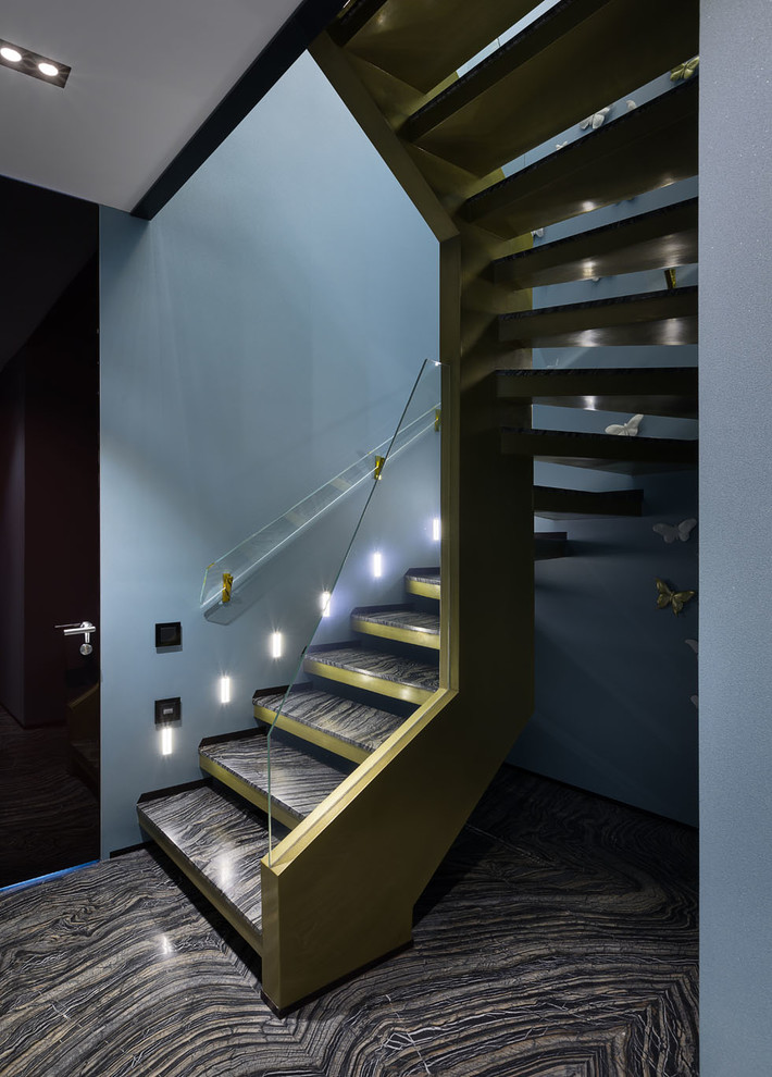 Inspiration pour un escalier hélicoïdal minimaliste en marbre de taille moyenne avec un garde-corps en verre.