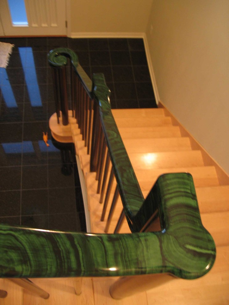 Foto de escalera minimalista con barandilla de madera