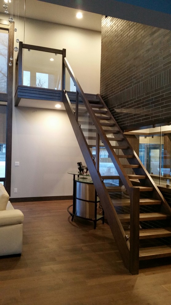 Gerade, Große Moderne Holztreppe mit offenen Setzstufen in Sonstige