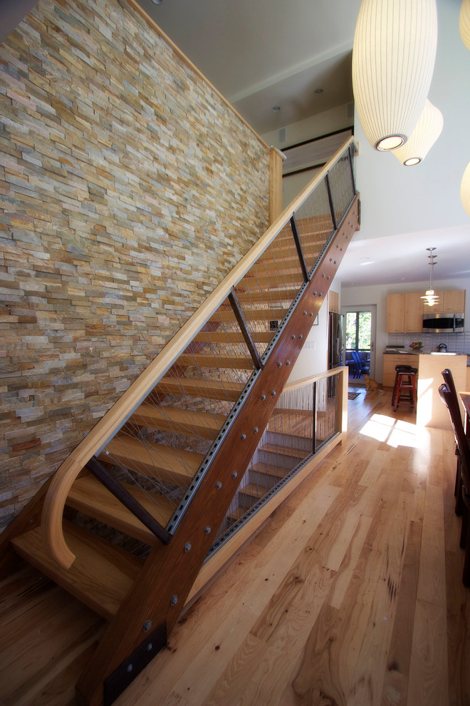 Свежая идея для дизайна: лестница среднего размера в стиле кантри - отличное фото интерьера