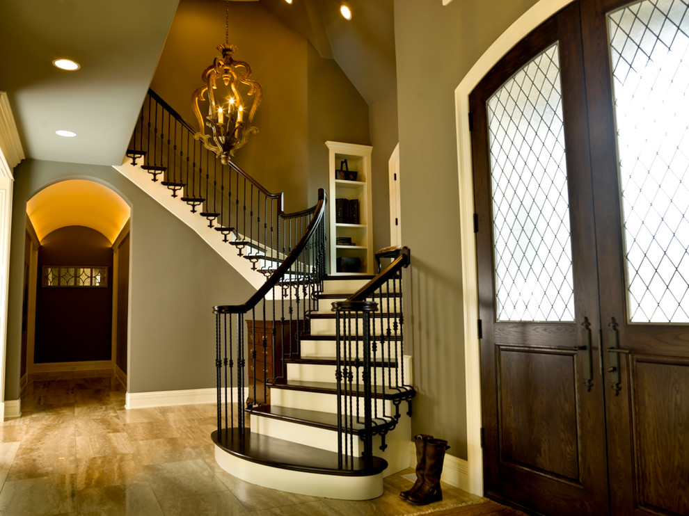 Imagen de escalera clásica con escalones de madera