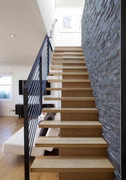 Cette photo montre un escalier tendance avec des marches en bois et des contremarches en bois.