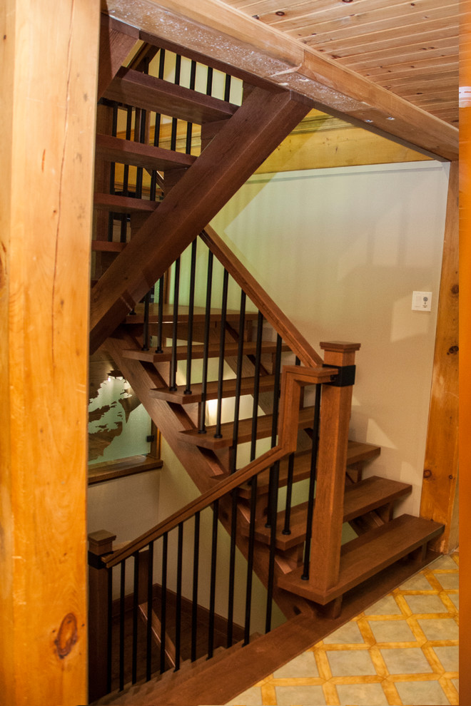 Diseño de escalera en U de estilo americano grande con escalones de madera, contrahuellas de madera y barandilla de madera