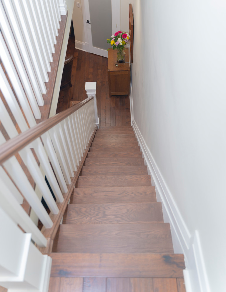 Aménagement d'un escalier droit contemporain de taille moyenne avec des marches en bois, des contremarches en bois et un garde-corps en bois.