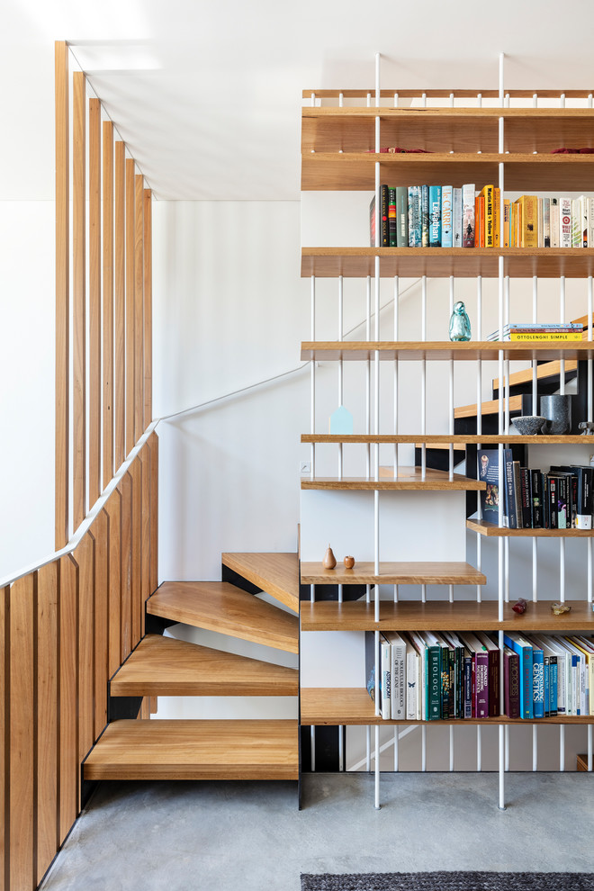 На фото: лестница среднего размера в современном стиле с деревянными ступенями без подступенок с
