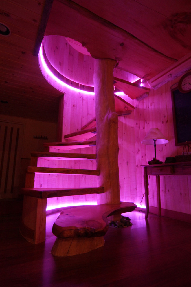 Diseño de escalera recta rural de tamaño medio sin contrahuella con escalones de madera y barandilla de madera