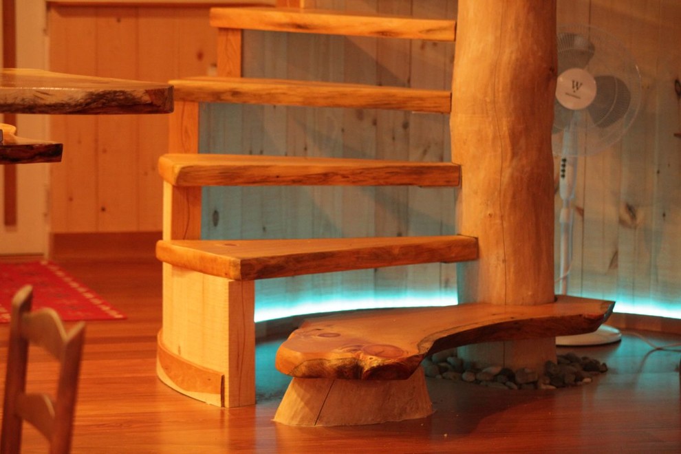 На фото: прямая лестница среднего размера в стиле рустика с деревянными ступенями и деревянными перилами без подступенок с