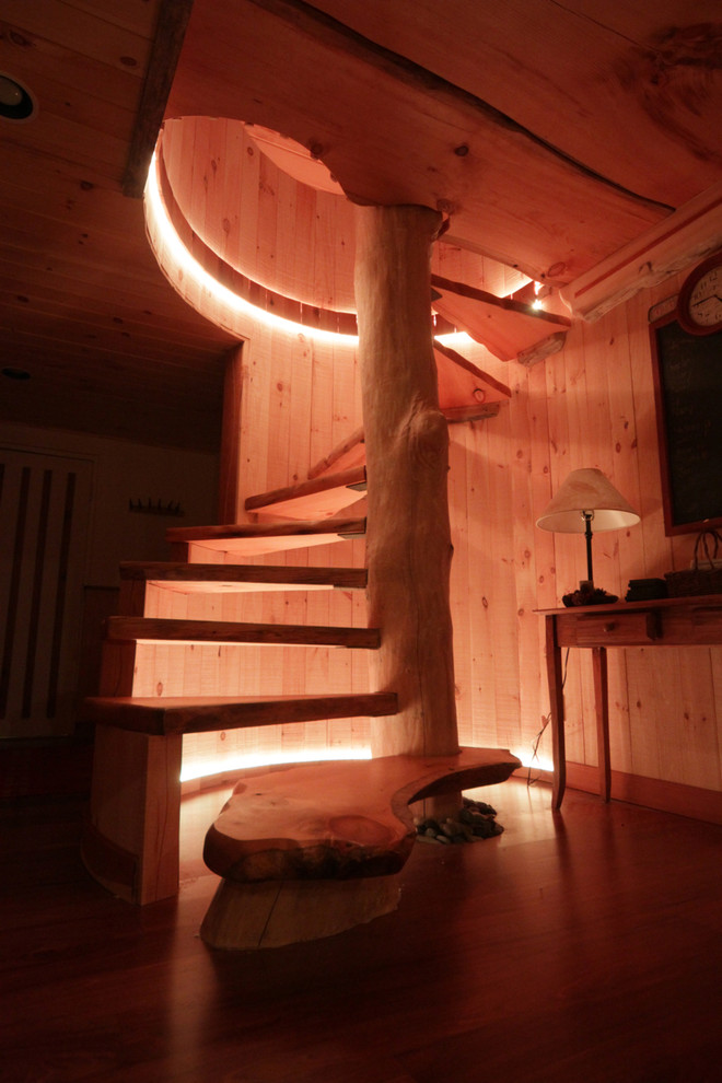 Rustik inredning av en mellanstor rak trappa i trä, med öppna sättsteg och räcke i trä