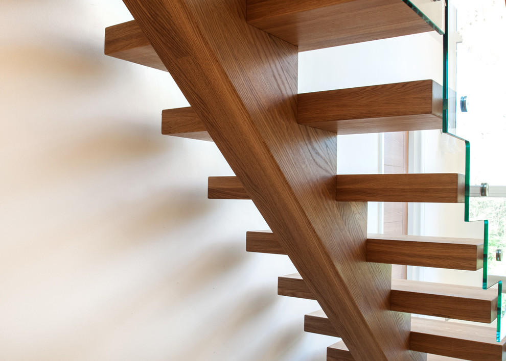 Photo of a medium sized modern wood straight mixed railing staircase in Buckinghamshire with wood risers.