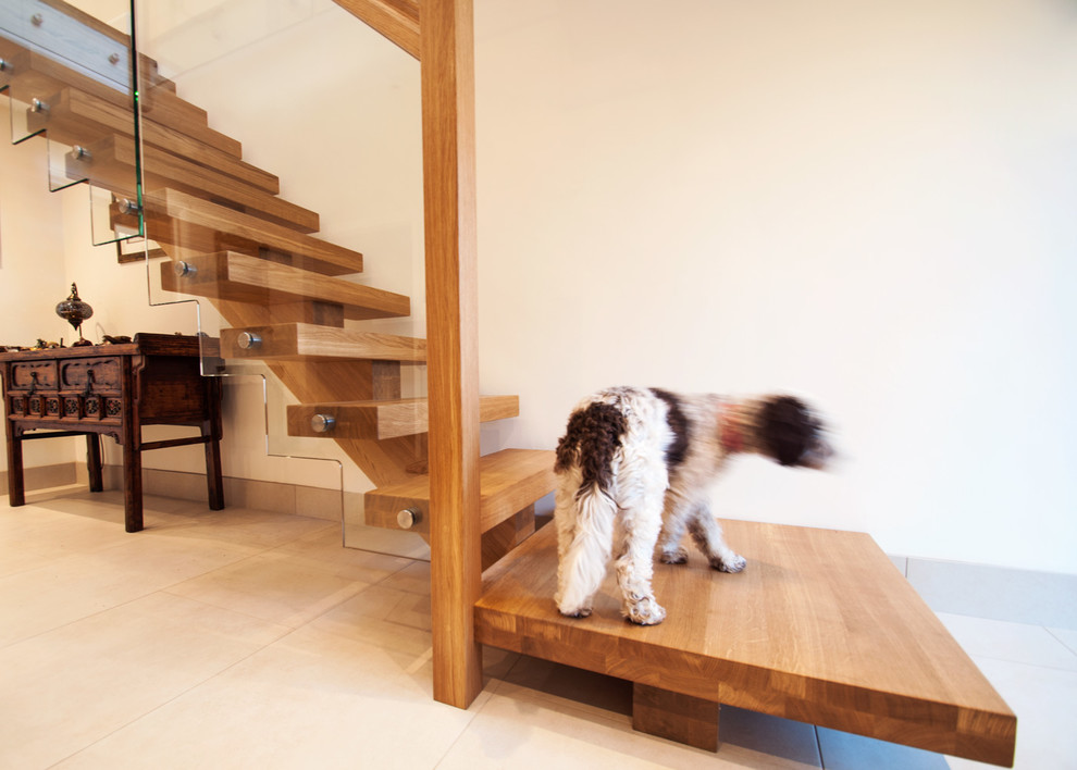 Gerade, Mittelgroße Moderne Holztreppe mit Holz-Setzstufen und Mix-Geländer in Buckinghamshire
