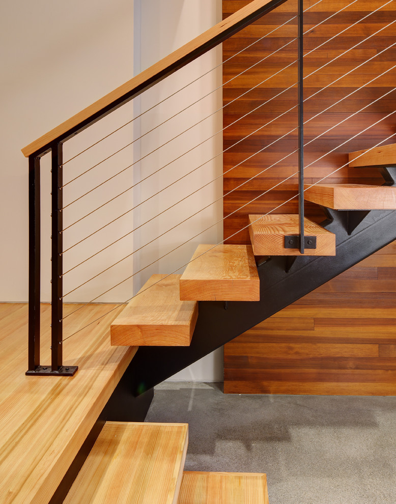 Пример оригинального дизайна: лестница на больцах, среднего размера в современном стиле с деревянными ступенями и перилами из тросов без подступенок