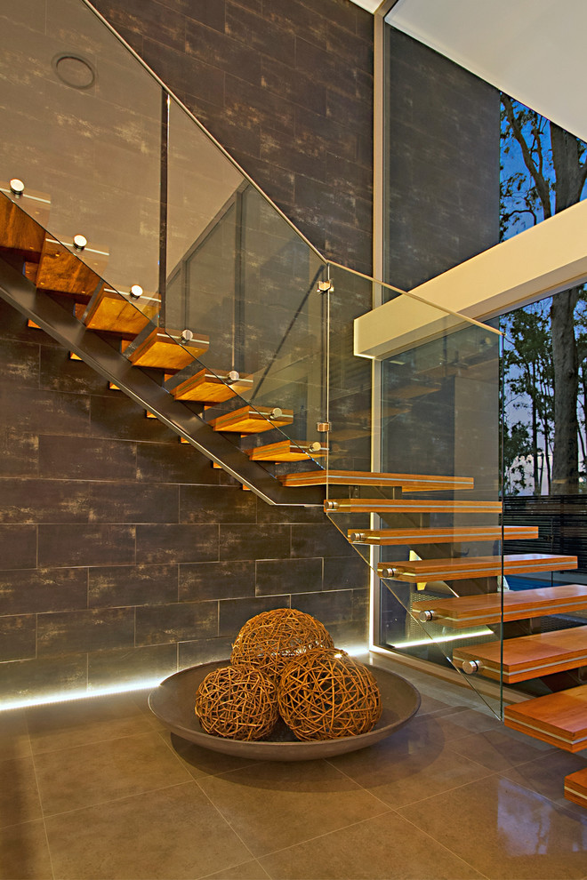 На фото: большая угловая лестница в стиле модернизм с деревянными ступенями без подступенок