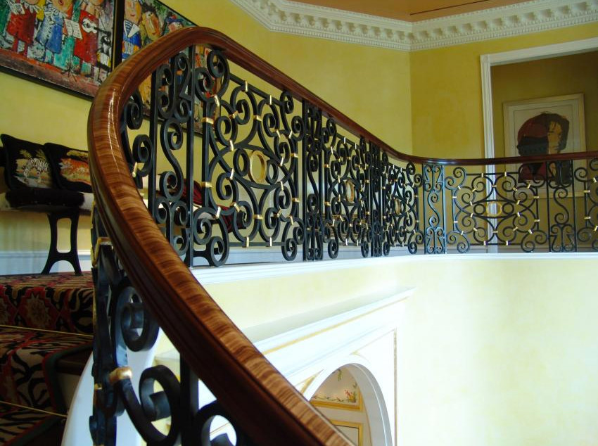 Foto de escalera curva de estilo americano de tamaño medio con escalones de madera y contrahuellas de madera