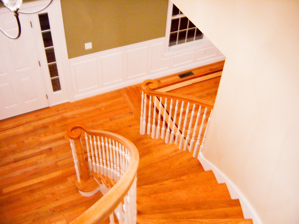 На фото: прямая лестница среднего размера в классическом стиле с деревянными ступенями и крашенными деревянными подступенками с