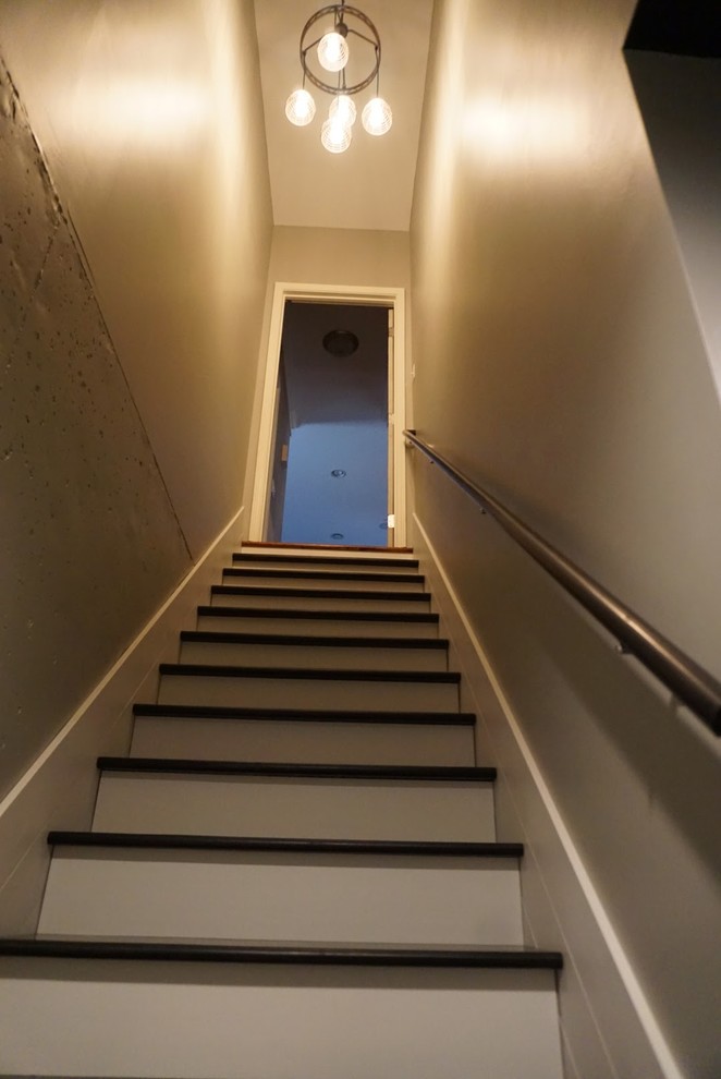 Imagen de escalera recta moderna pequeña con escalones de madera y contrahuellas de madera
