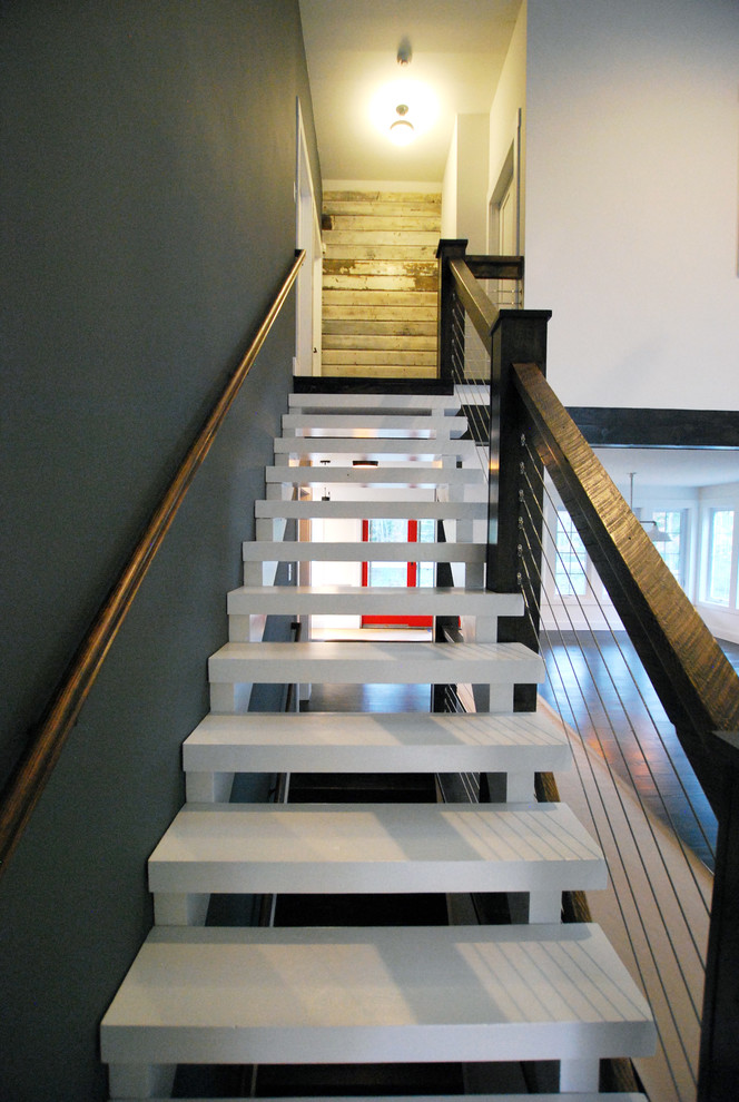На фото: прямая лестница среднего размера в стиле рустика с крашенными деревянными ступенями без подступенок