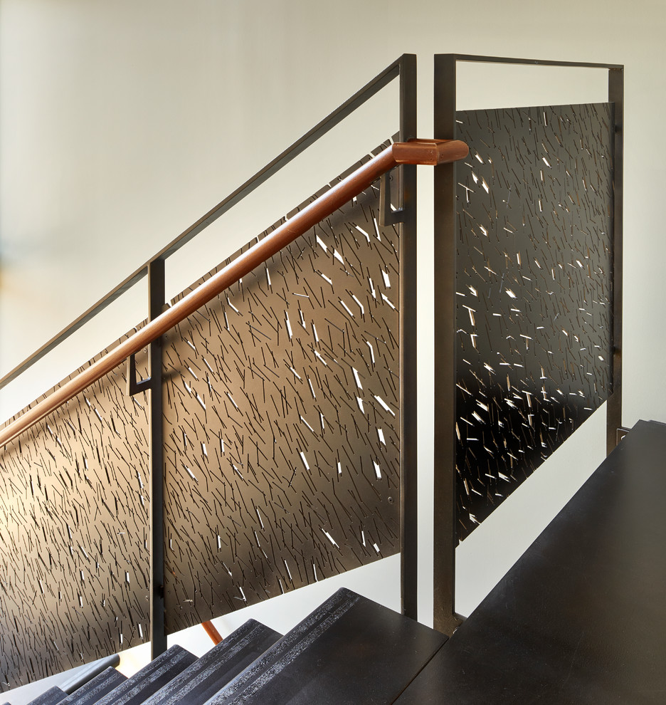 На фото: большая п-образная металлическая лестница в стиле модернизм с металлическими ступенями и деревянными перилами