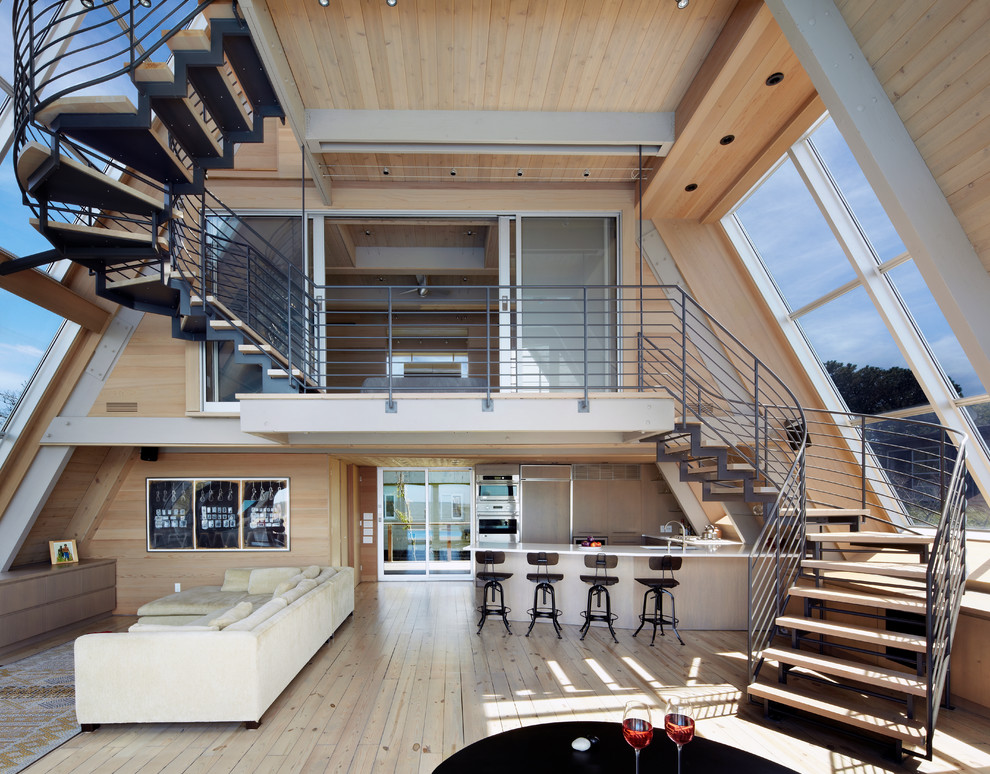 На фото: огромная п-образная лестница в современном стиле с деревянными ступенями и металлическими перилами без подступенок с