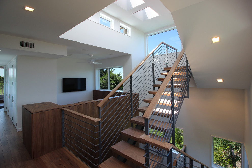 Идея дизайна: металлическая лестница на больцах в стиле модернизм с деревянными ступенями и металлическими перилами