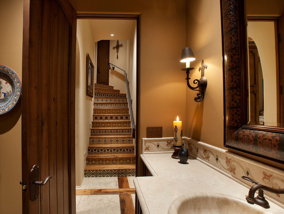 Imagen de escalera curva de estilo americano con escalones de madera y contrahuellas con baldosas y/o azulejos