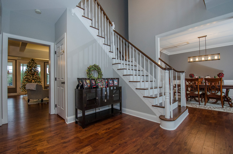 Источник вдохновения для домашнего уюта: угловая лестница среднего размера в классическом стиле с деревянными ступенями, крашенными деревянными подступенками и деревянными перилами