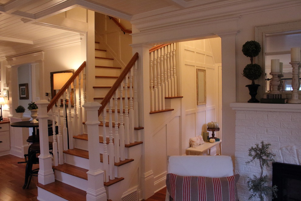 Example of an arts and crafts staircase design in Chicago