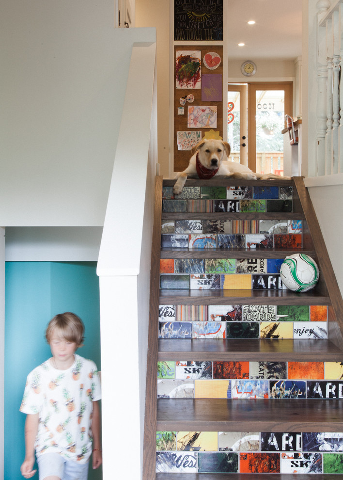Imagen de escalera en U ecléctica de tamaño medio con escalones de madera y contrahuellas con baldosas y/o azulejos