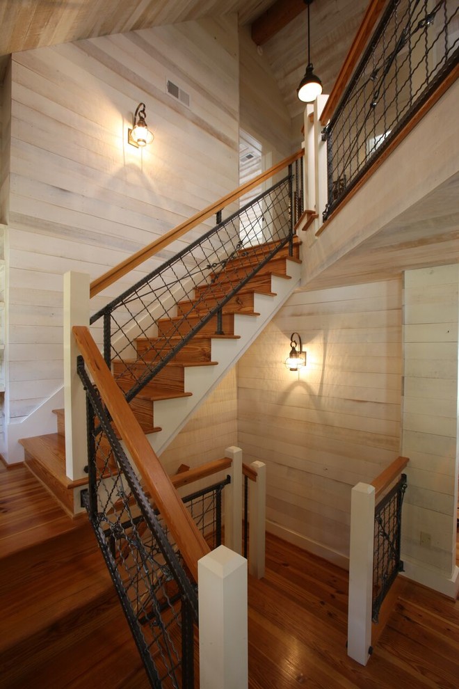 Réalisation d'un grand escalier chalet en L avec des marches en bois et des contremarches en bois.