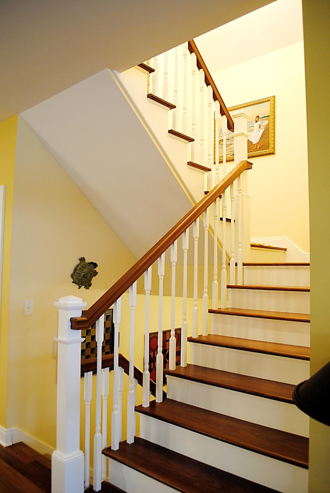 Modelo de escalera en U tradicional grande con escalones de madera y contrahuellas de madera pintada