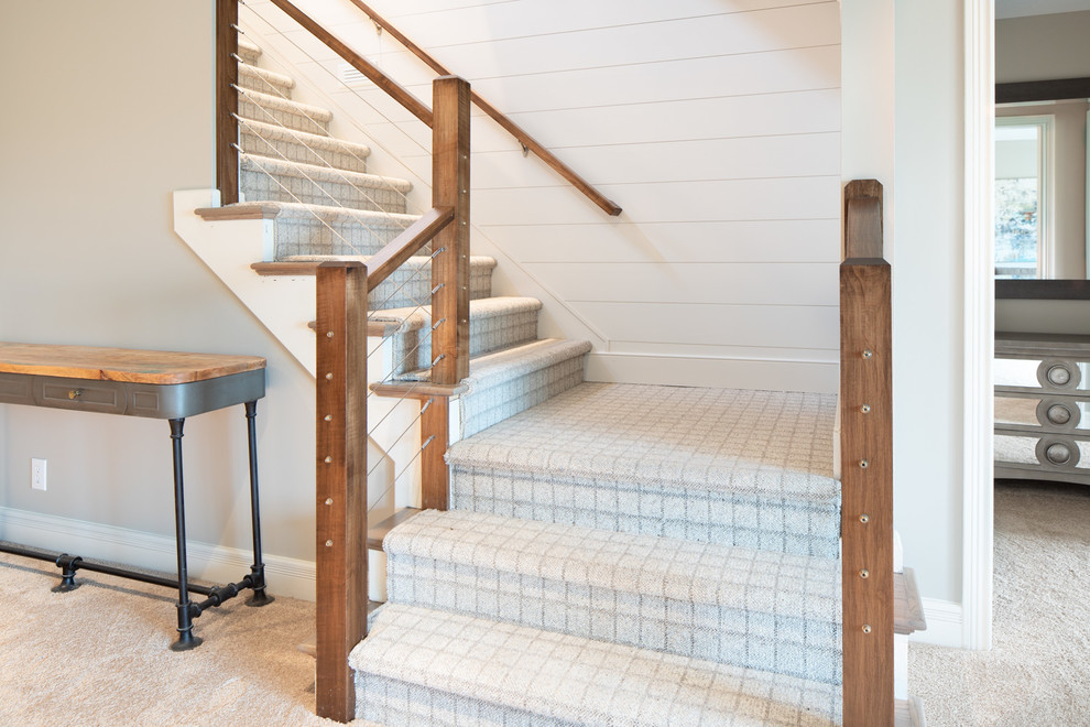 Идея дизайна: угловая бетонная лестница среднего размера в стиле неоклассика (современная классика) с ступенями с ковровым покрытием и деревянными перилами