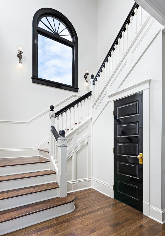 Свежая идея для дизайна: угловая деревянная лестница среднего размера в стиле неоклассика (современная классика) с деревянными ступенями - отличное фото интерьера