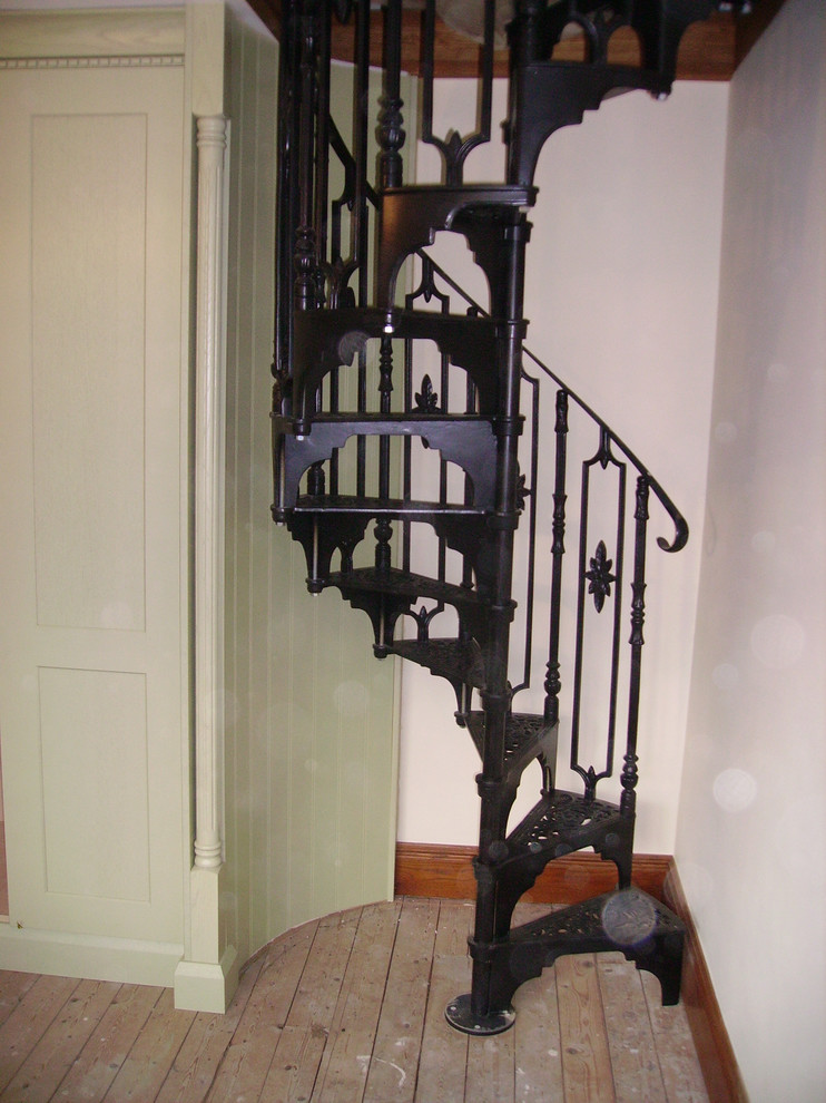 Modelo de escalera de caracol clásica pequeña con escalones de metal, contrahuellas de metal y barandilla de metal