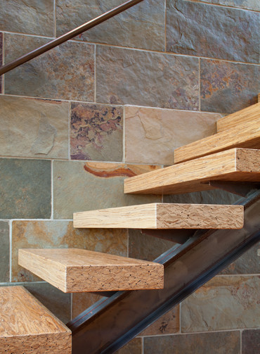 На фото: лестница на больцах, среднего размера в современном стиле с деревянными ступенями и металлическими перилами без подступенок