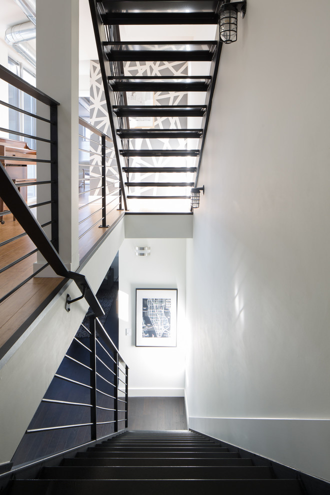 Пример оригинального дизайна: прямая лестница среднего размера в стиле модернизм с металлическими ступенями без подступенок