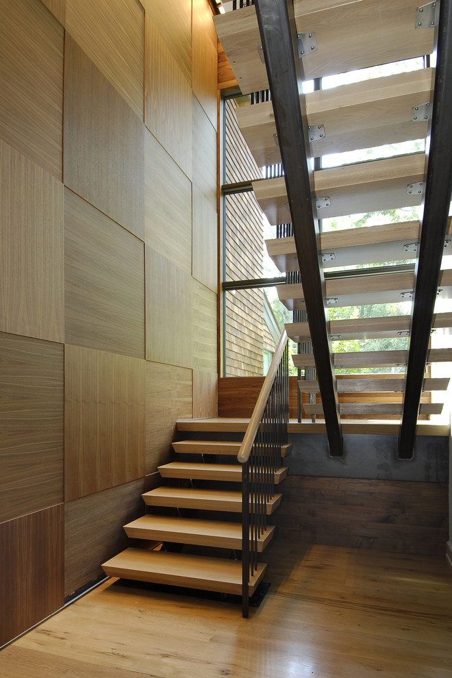 Ejemplo de escalera suspendida minimalista con escalones de madera