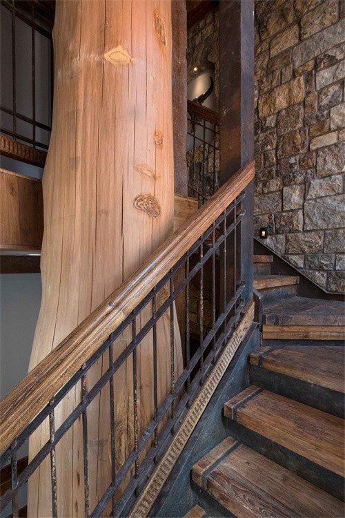 Ejemplo de escalera en L rústica grande con escalones de madera y contrahuellas de madera pintada