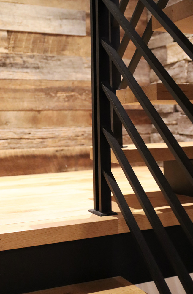 Modelo de escalera suspendida rural de tamaño medio sin contrahuella con escalones de madera y barandilla de metal