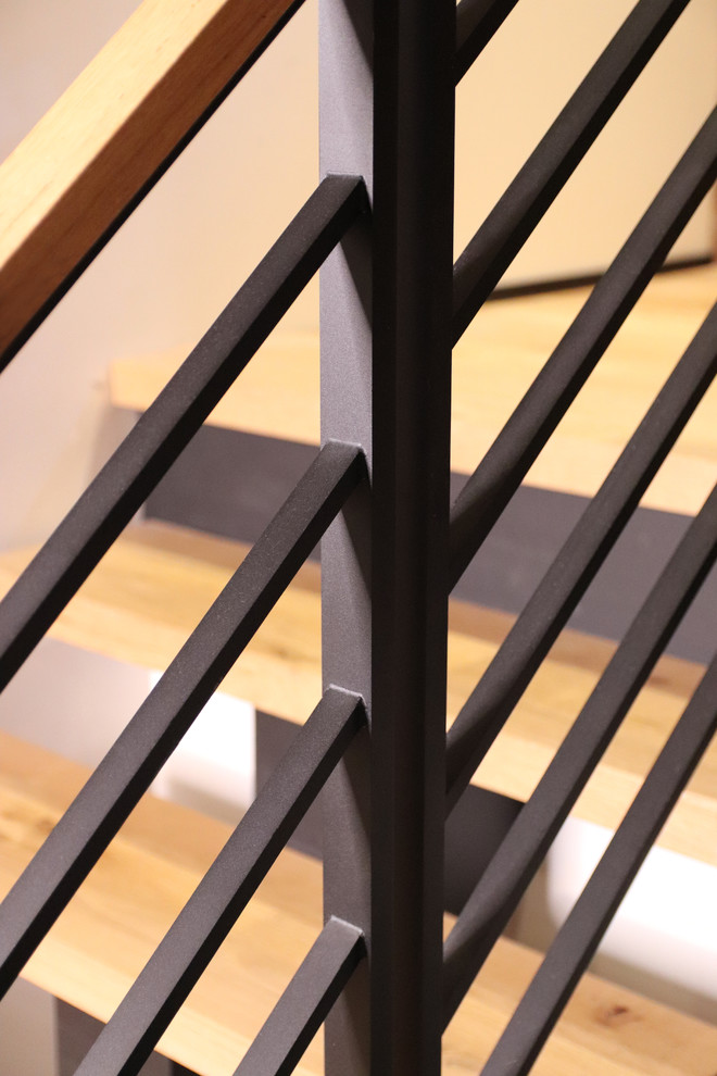 На фото: лестница на больцах, среднего размера в стиле рустика с деревянными ступенями и металлическими перилами без подступенок