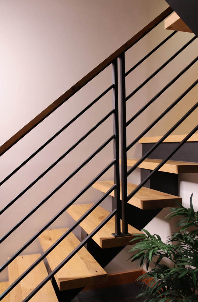Идея дизайна: лестница на больцах, среднего размера в стиле рустика с деревянными ступенями и металлическими перилами без подступенок