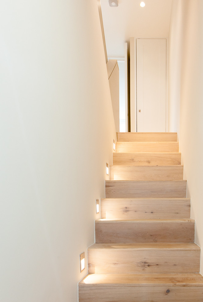ロンドンにある低価格の小さなコンテンポラリースタイルのおしゃれな直階段の写真