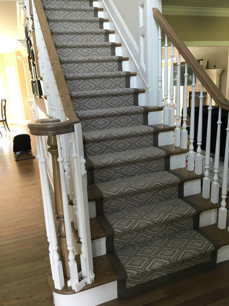 Пример оригинального дизайна: прямая лестница среднего размера в стиле неоклассика (современная классика) с ступенями с ковровым покрытием и ковровыми подступенками