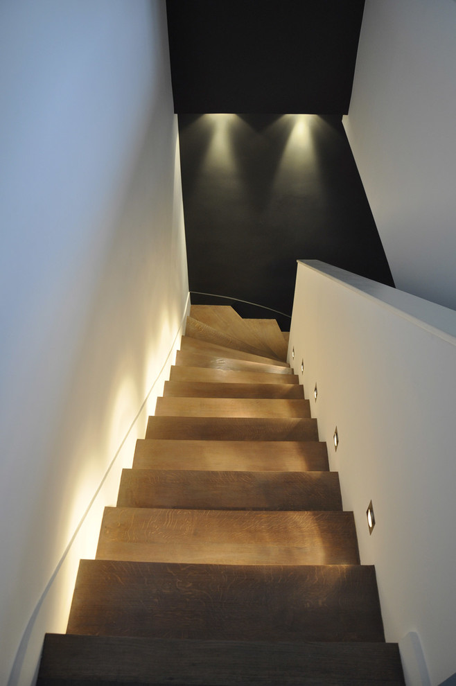Ejemplo de escalera moderna con escalones de madera