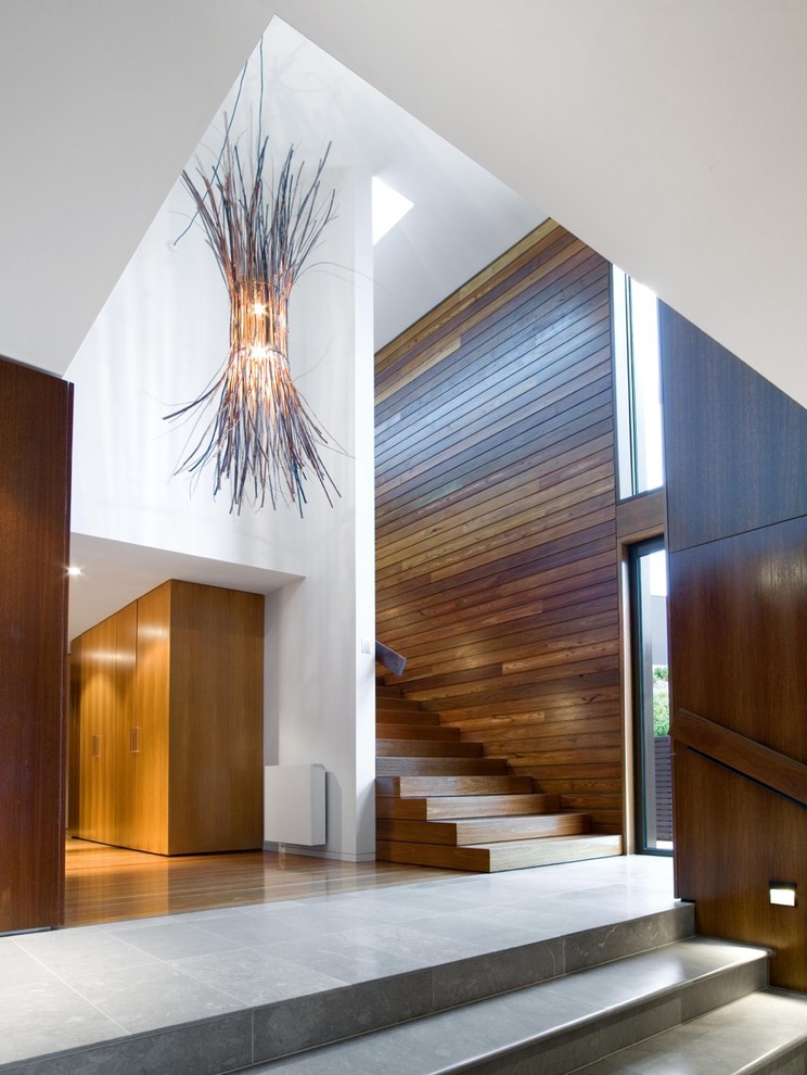 Große, Gerade Moderne Holztreppe mit Holz-Setzstufen in Melbourne