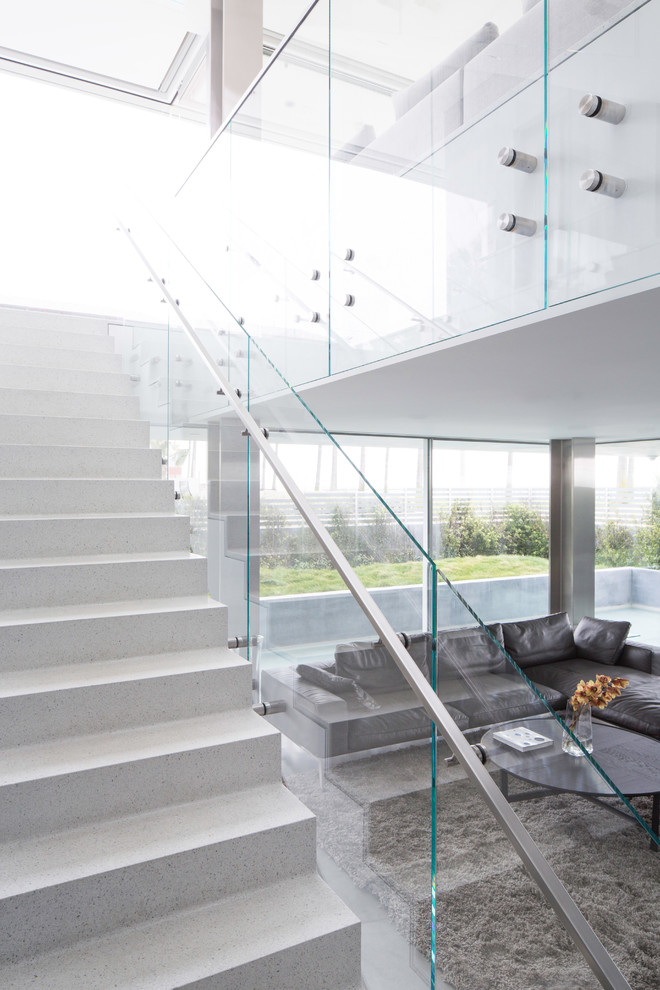 Idée de décoration pour un escalier droit minimaliste de taille moyenne.